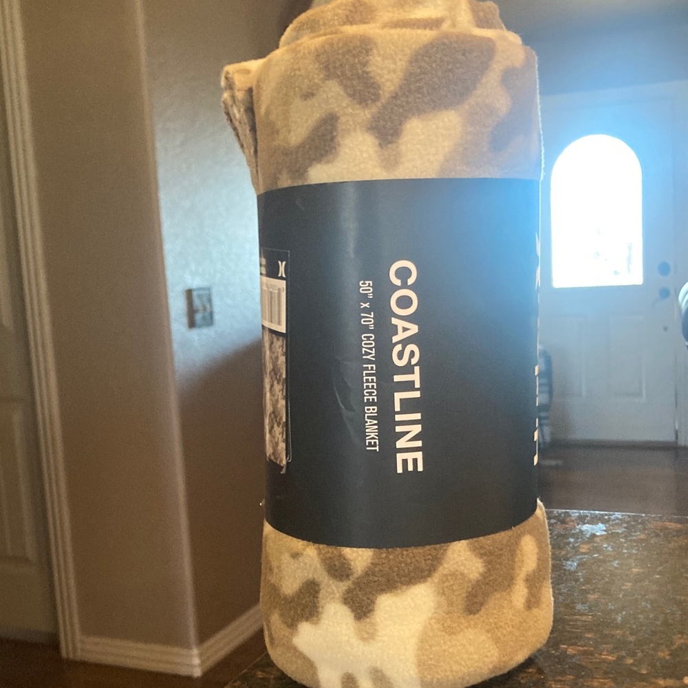 SOLD G - NWT HURLEY Camo fleece blankets - Picture 2 of 5